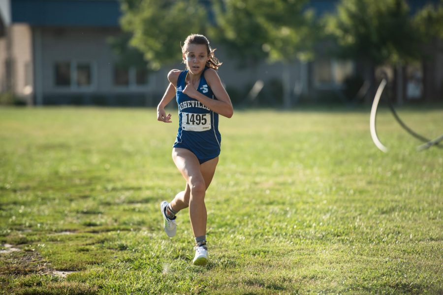 Freshman Clara Wincheski makes her way toward the finish line. Photo by Adrian Etheridge 