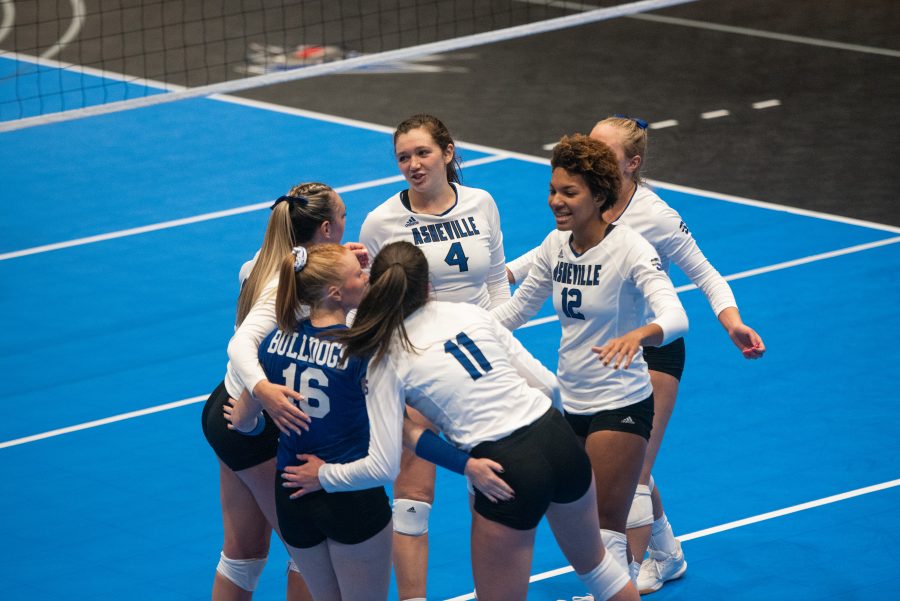 Photo by: Adrian Etheridge
The bulldogs form a huddle during their match against Eastern Kentucky University. 