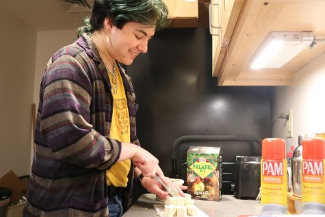 Photo by Xander Lord
Second-year student and vegan Cassius Guthrie preparing his meals in the morning.