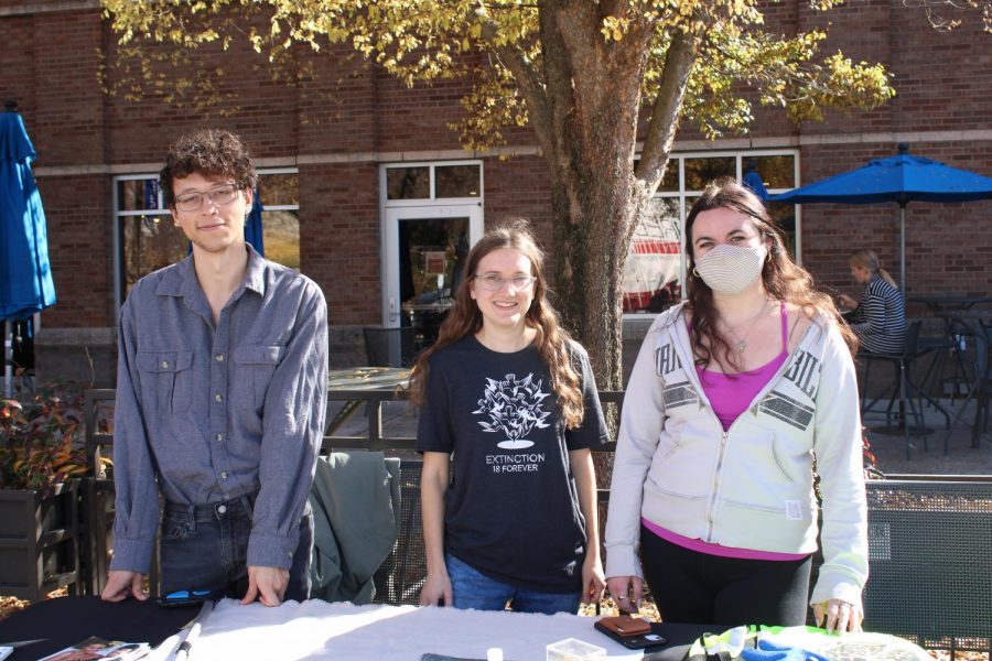 Photo by Kevin McCall.
 
Benjamin Freeman, Eliana Franklin and Belle Kozubowski at a tabling event for ASHE to recruit new members.
