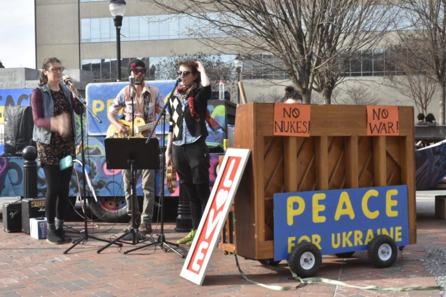 Djanky Delanie, Tyler Ladd, Hazel Brindley and Emma Maton performed “Blowing in the Wind,” while preaching practical solutions to ending the bloodshed in Ukraine.