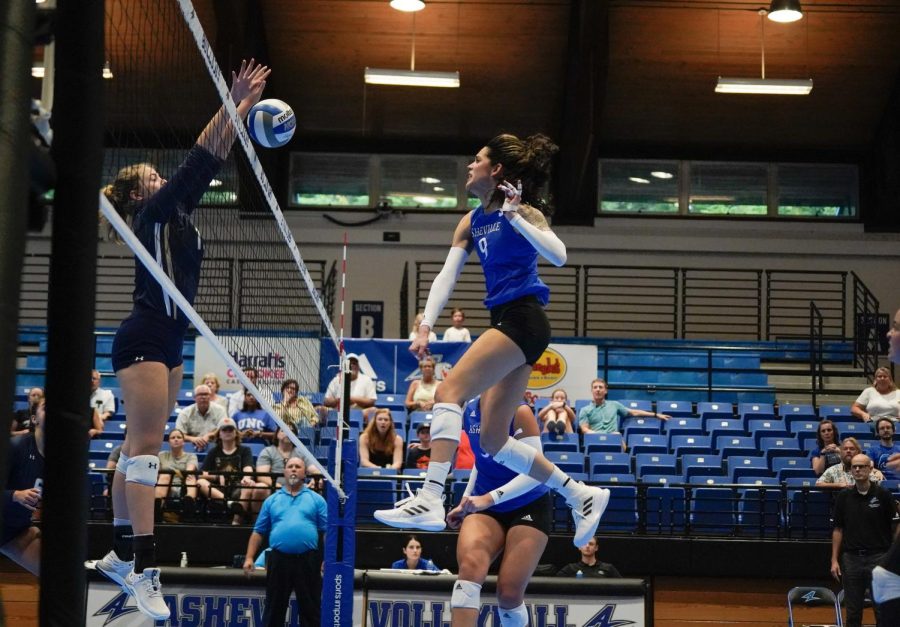 Lexi Cole just slips the ball past Queen’s blockers. 
