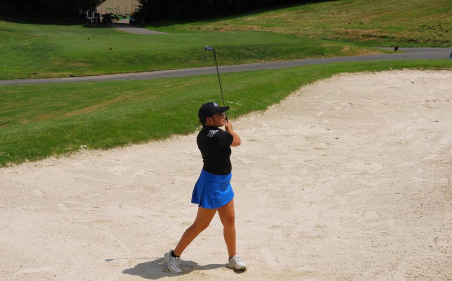 Hailey+Pendleton+practices+wedging+out+of+sand+traps+at+The+Country+Club+of+Asheville.