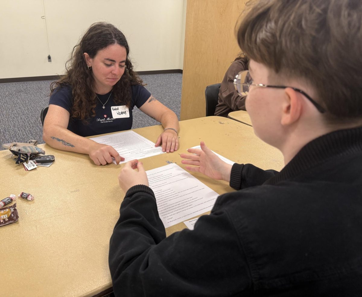 Isabel Weinberg (left) and Kody Flinn (right) during round one of Speed Friending in Alumni Hall
